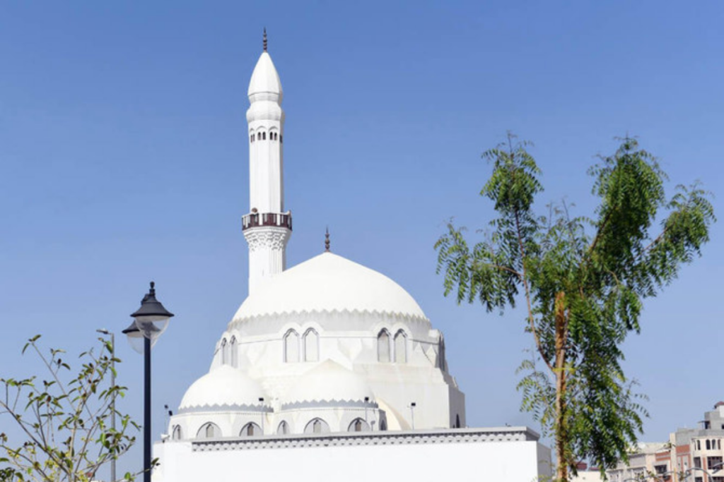 Friday atmosphere in Saudi Arabia with families and local traditions