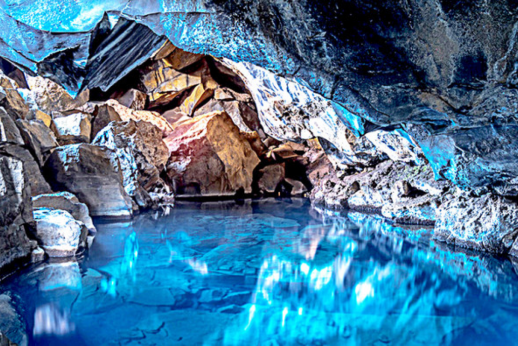 Heet Cave hiking destination near Riyadh