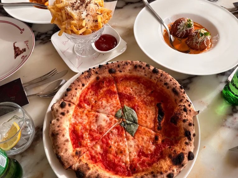 Neapolitan pizza at Memos Riyadh